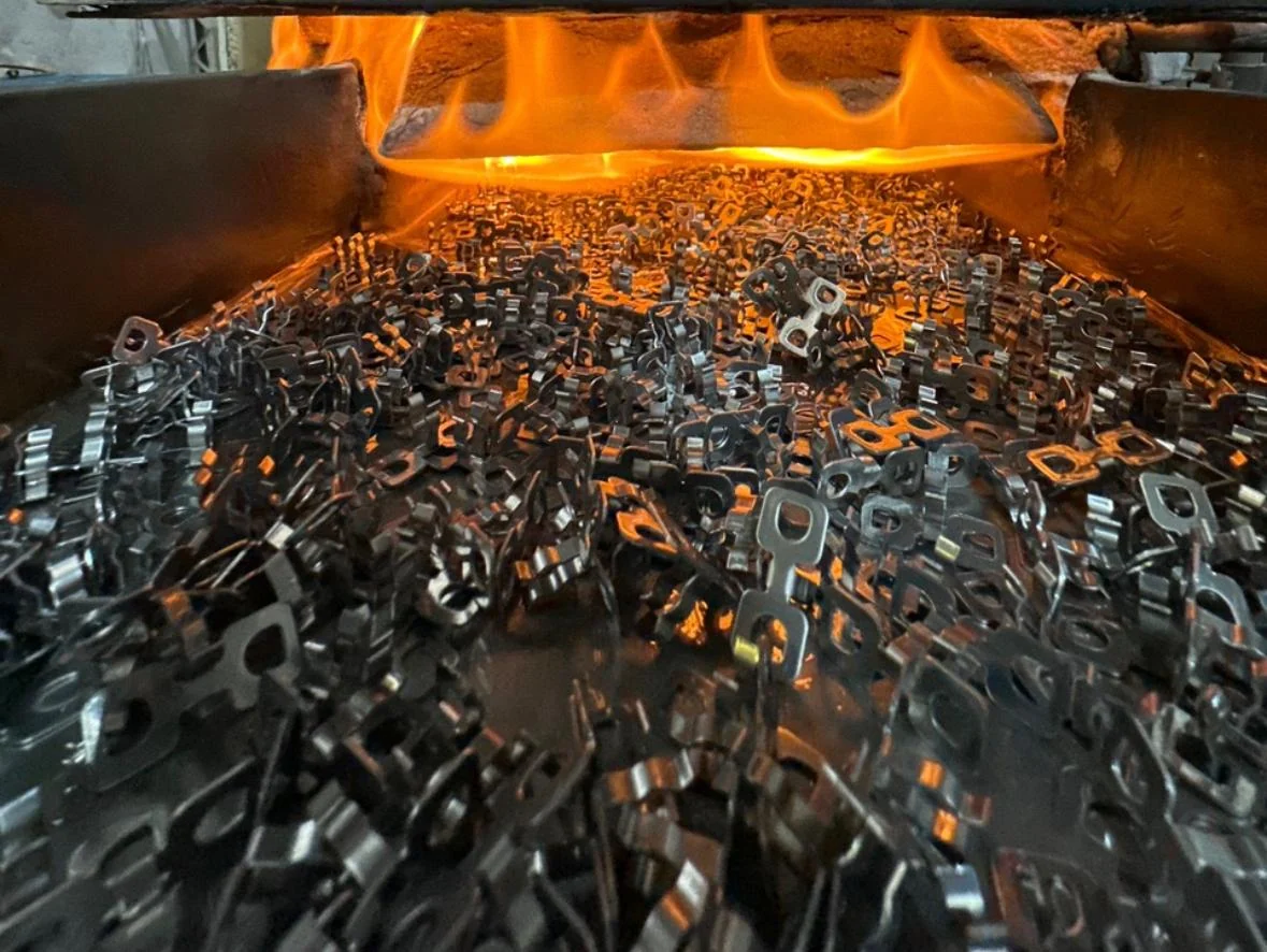 Travas estampadas em forno de tratamento